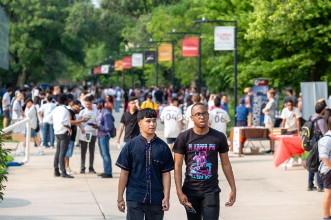 Students walk on Illinois Tech's campus during orientation week