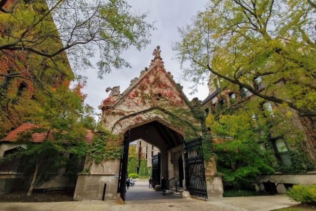 A picture of the University of Chicago campus gate
