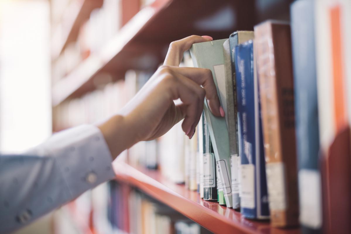 Qué papel juega la biblioteca en la compra de libros? | Universo Abierto
